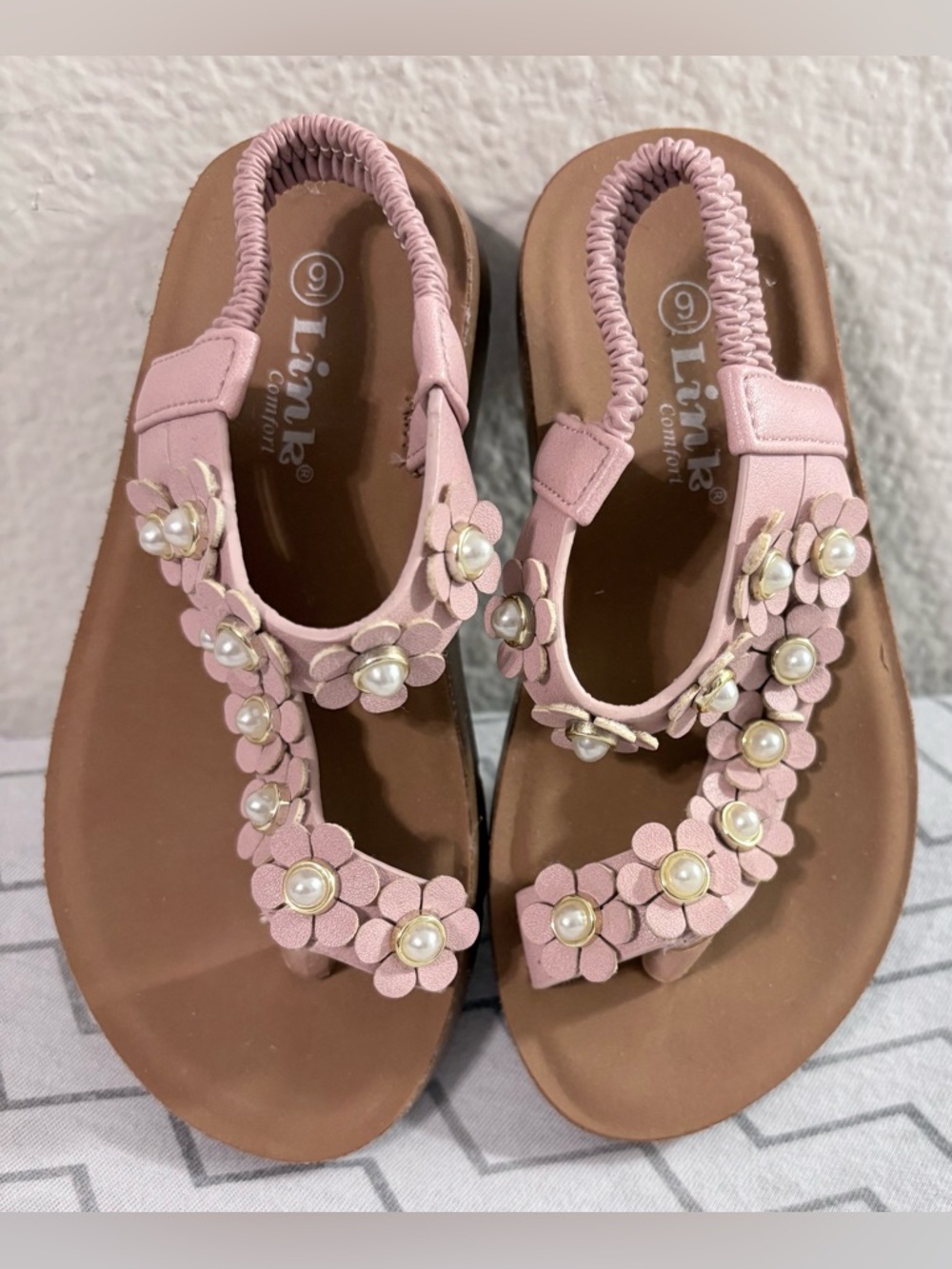 Link Pink Floral Pearl T-Strap Sandals with Brown Footbed/Size: 9